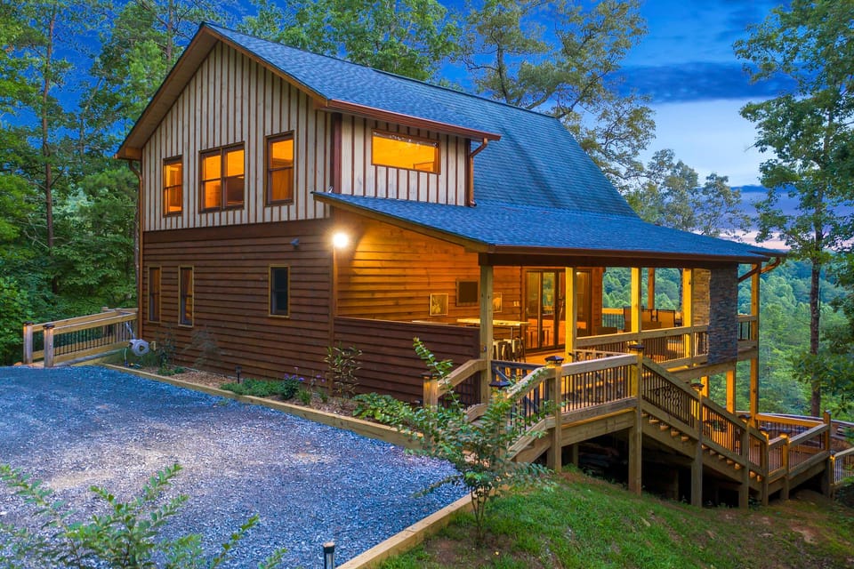 Hot Tub & Mtn Views! Creekside Mineral Bluff Cabin House in Georgia