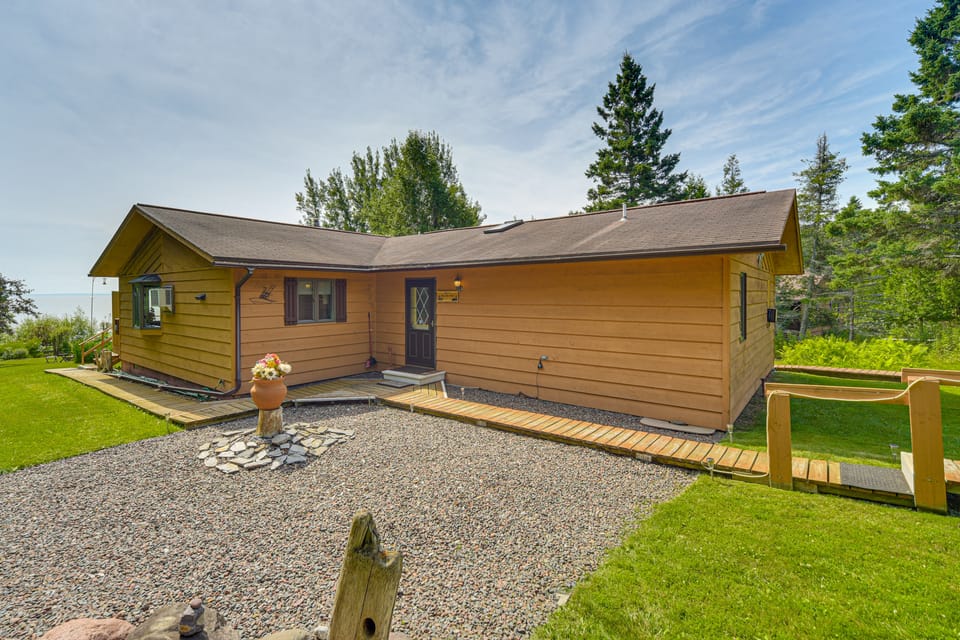 15 Mi to Duluth: Lake Superior Beachfront Home! Apartment in Wisconsin