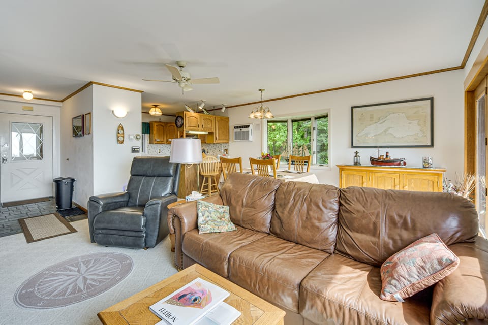 15 Mi to Duluth: Lake Superior Beachfront Home! Apartment in Wisconsin