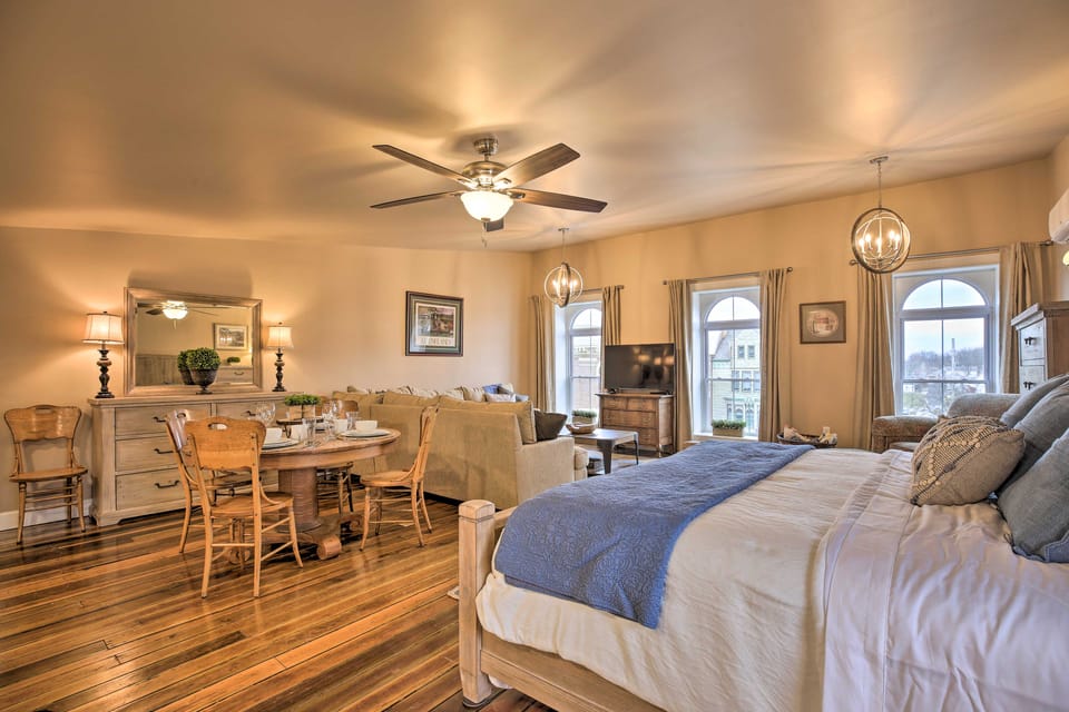 Chic Main Street Retreat < 7 Mi to KY Horse Park! Apartment in Georgetown