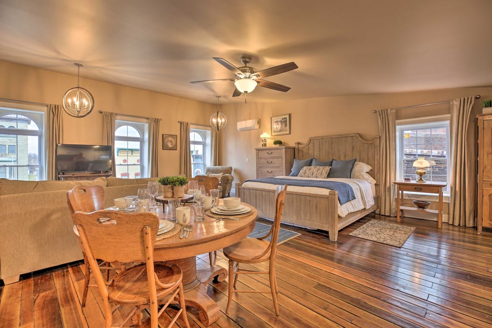 Chic Main Street Retreat < 7 Mi to KY Horse Park! Apartment in Georgetown