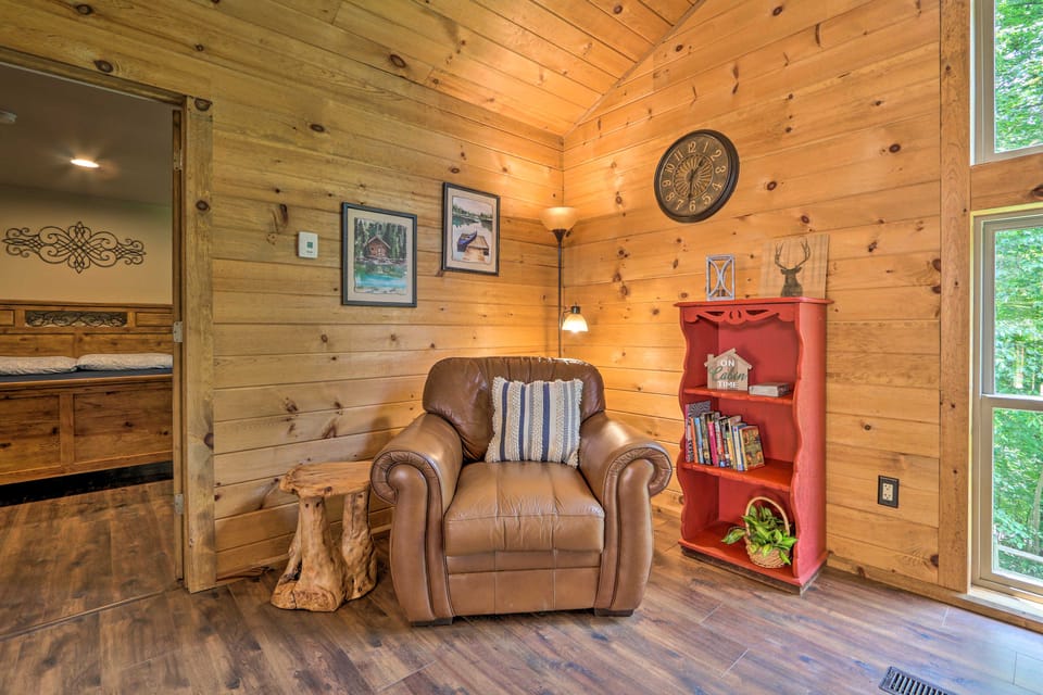 Butler Cabin on 19 Acres w/ Hot Tub & Fire Pit! House in Ohio
