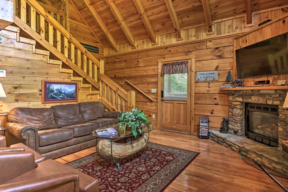 Gatlinburg Mountainside Escape w/ Deck & Hot Tub! House in Gatlinburg