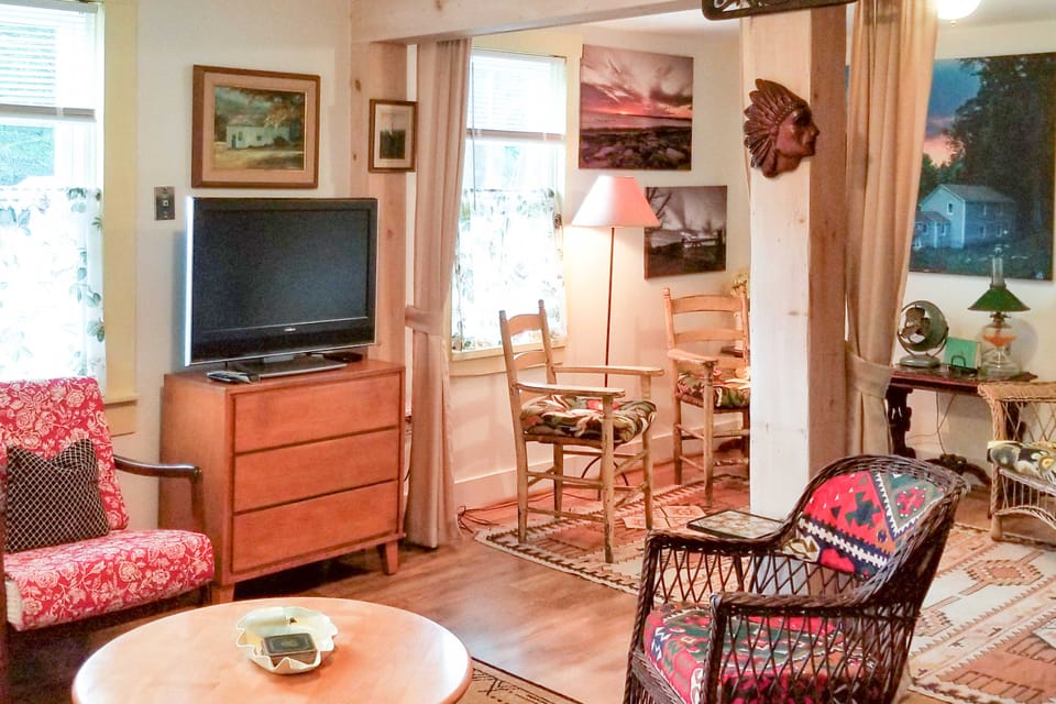 Rustic-Chic Cottage w/ Yard & Grill - Near Hiking! Cottage in Massachusetts