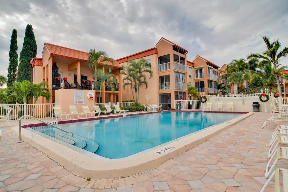 < 2 Mi to Upham Beach: Colorful Bungalow w/ Pool Apartment in Sunset Beach
