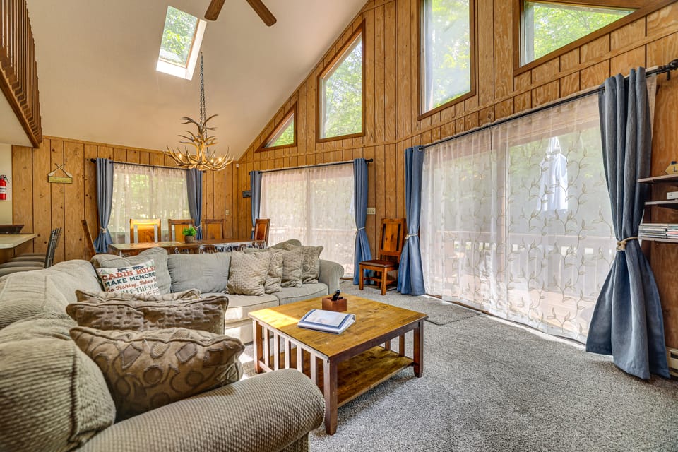 Fire Pit & Games! Prow Chalet; Mins to Lake Wally! House in Lake Wallenpaupack