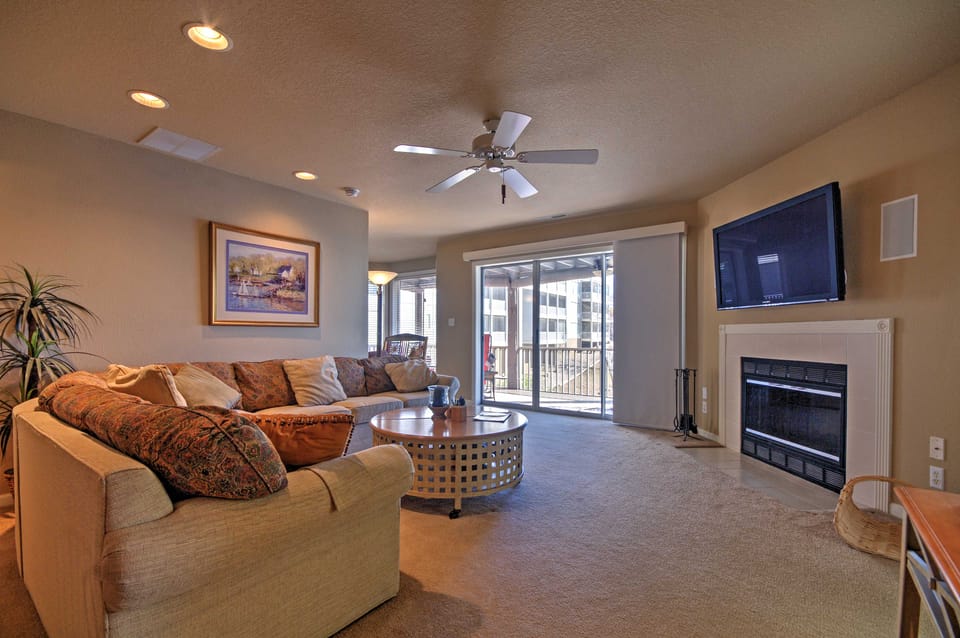 Luxe Lakeside Regatta Bay Getaway w/ Pool Access! Apartment in Village Four Seasons