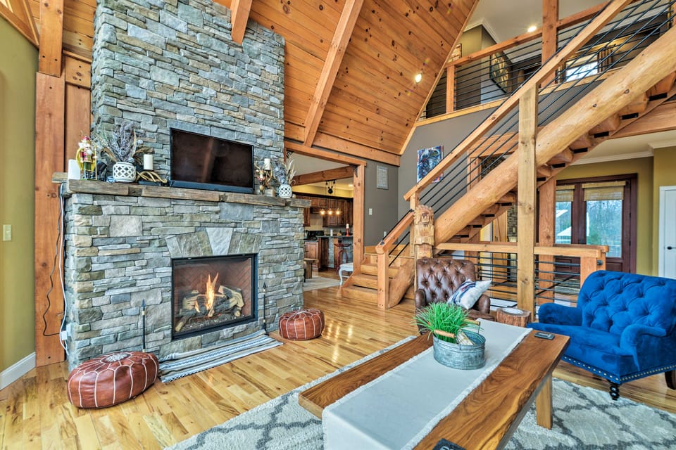 The Barn House: Caldwell Mtn Retreat w/ Hot Tub! House in West Virginia
