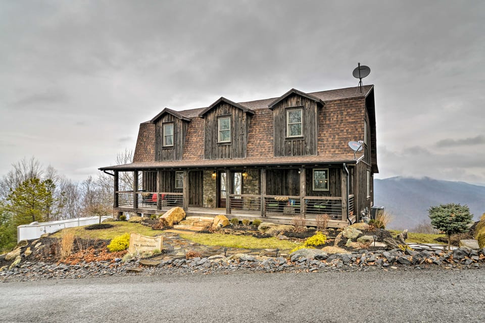 The Barn House: Caldwell Mtn Retreat w/ Hot Tub! House in West Virginia
