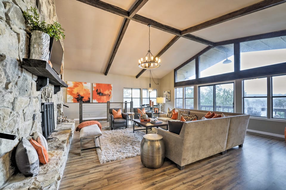 Bright n’ Breezy Waterfront Lake Granbury Getaway! House in Granbury