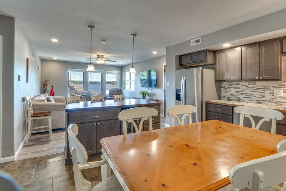 Deck, Hot Tub, Views! Reunion Retreat in Ozarks House in Lake of the Ozarks