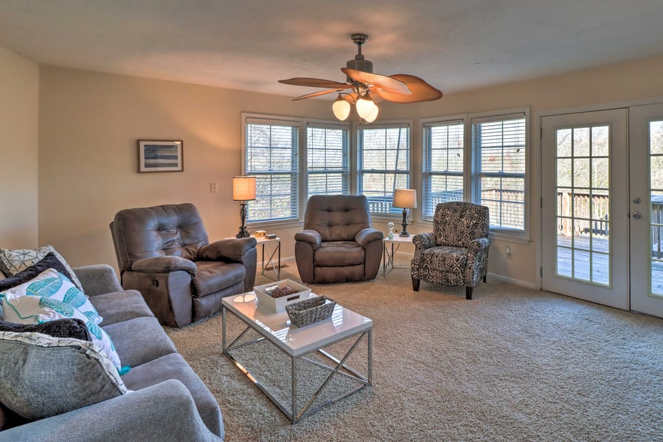 Fisherman-Friendly Bull Shoals Escape on Lakefront House in Bull Shoals