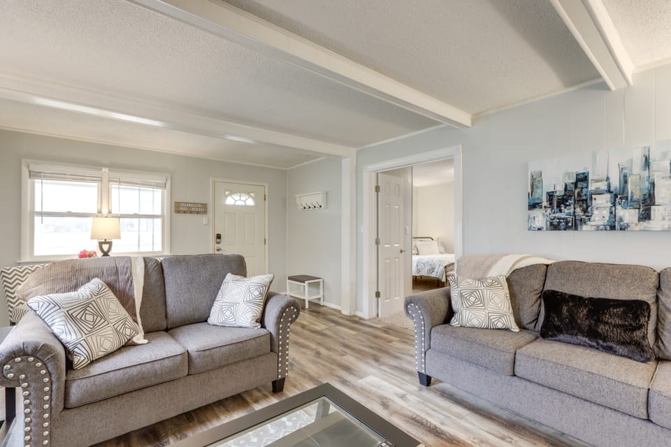 Walkable & Updated Nevada Home: Family Friendly! House in Ozark Mountains