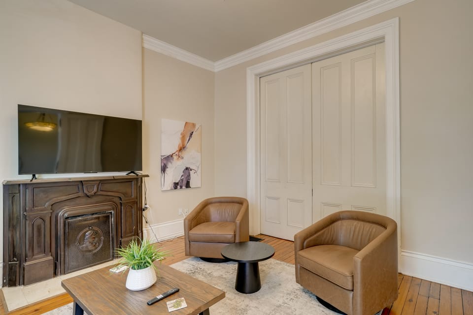 Walkable, Modern! Old Louisville Victorian w/ Yard House in Jefferson County