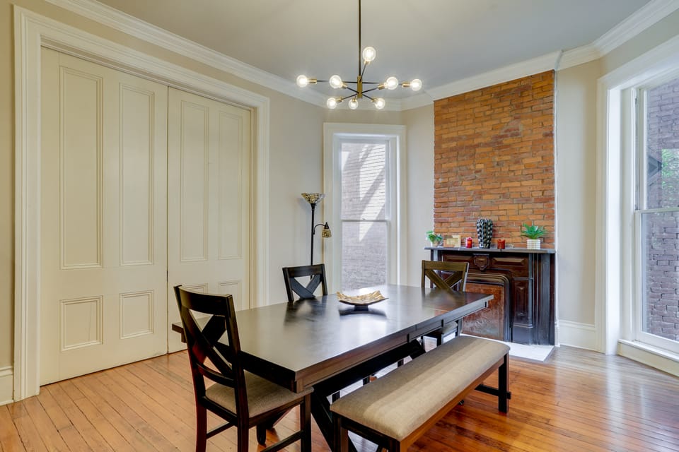 Walkable, Modern! Old Louisville Victorian w/ Yard House in Jefferson County