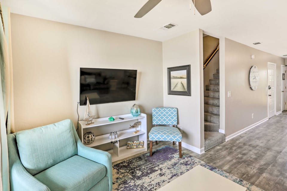 Waterfront Escape w/ Balcony on Shell Point Beach! Apartment in Florida