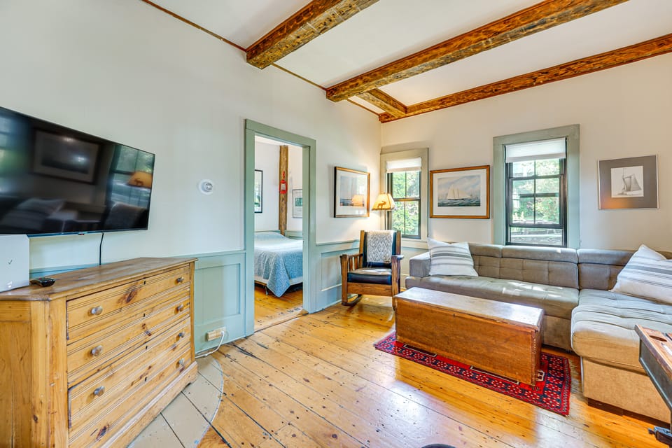 Charming Cottage w/ Patio, Walk to Boothbay Harbor House in Boothbay Harbor