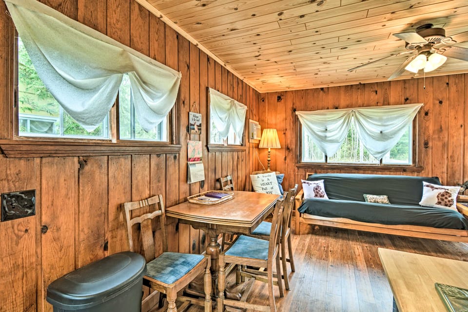 Gateway to Boyne Mtn! 'Nestle by Lake' Cottage House in Michigan