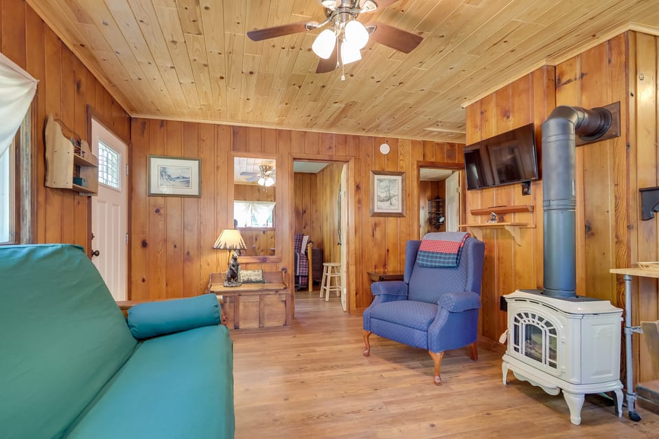 Walk to Lakefront! Cabin 21 Mi to Boyne Mtn Resort House in Michigan