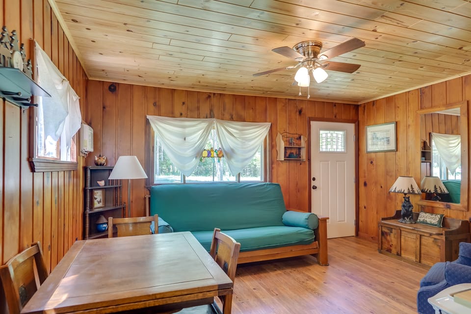 Walk to Lakefront! Cabin 21 Mi to Boyne Mtn Resort House in Michigan