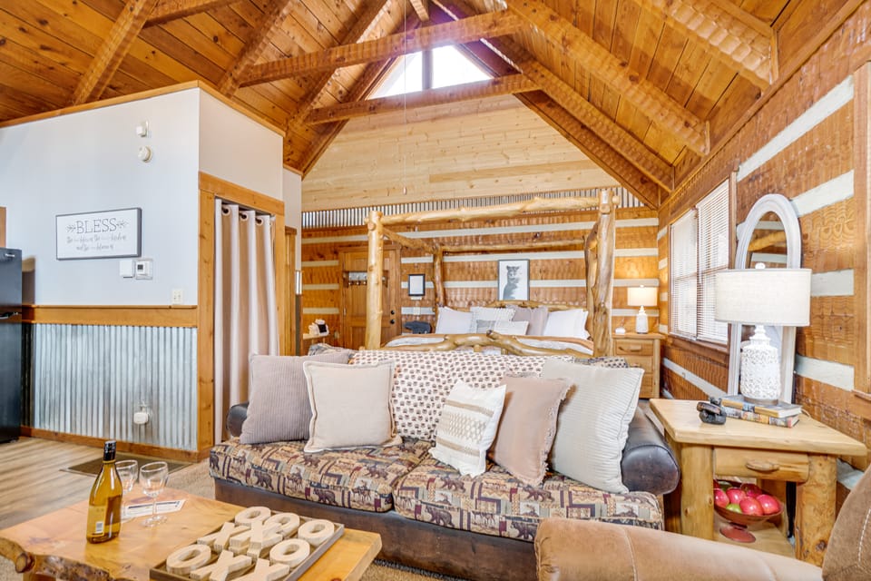 Honey Bear Pause: Rural Escape w/ Porch & Hot Tub! House in Sevier County