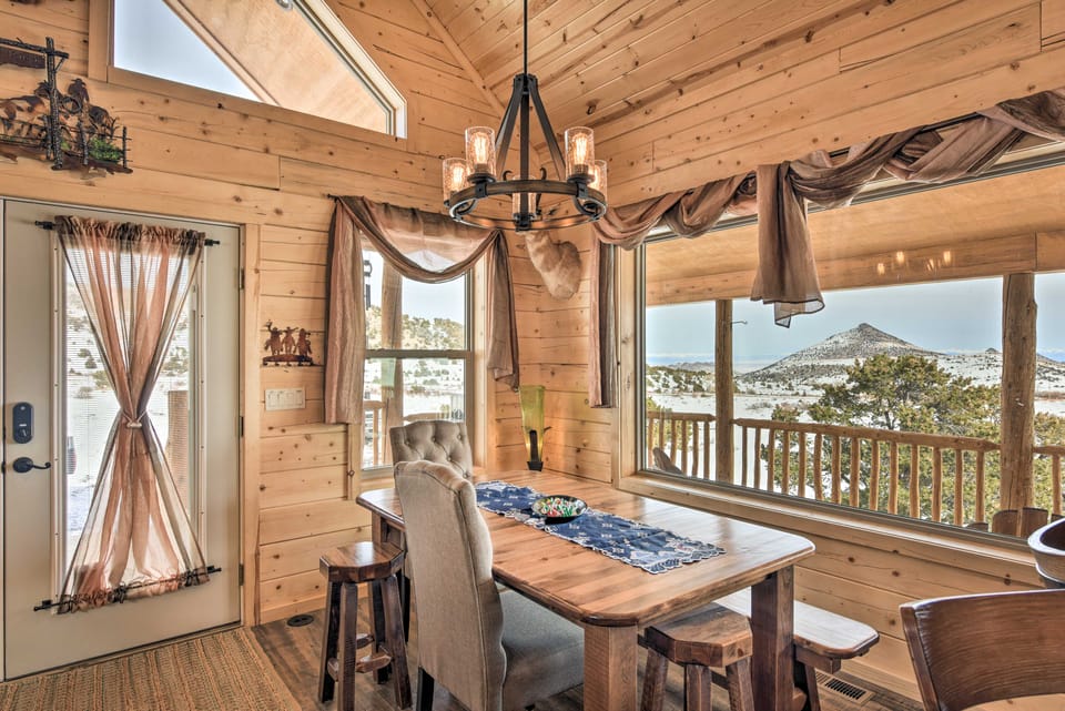 Rio Grande National Forest Cabin: Views & Hot Tub House in Colorado
