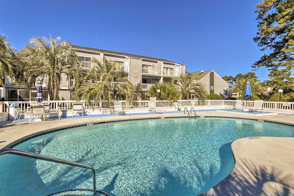 4 Mi to Cherry Grove Beach: Studio w/ Pool Access Apartment in Little River