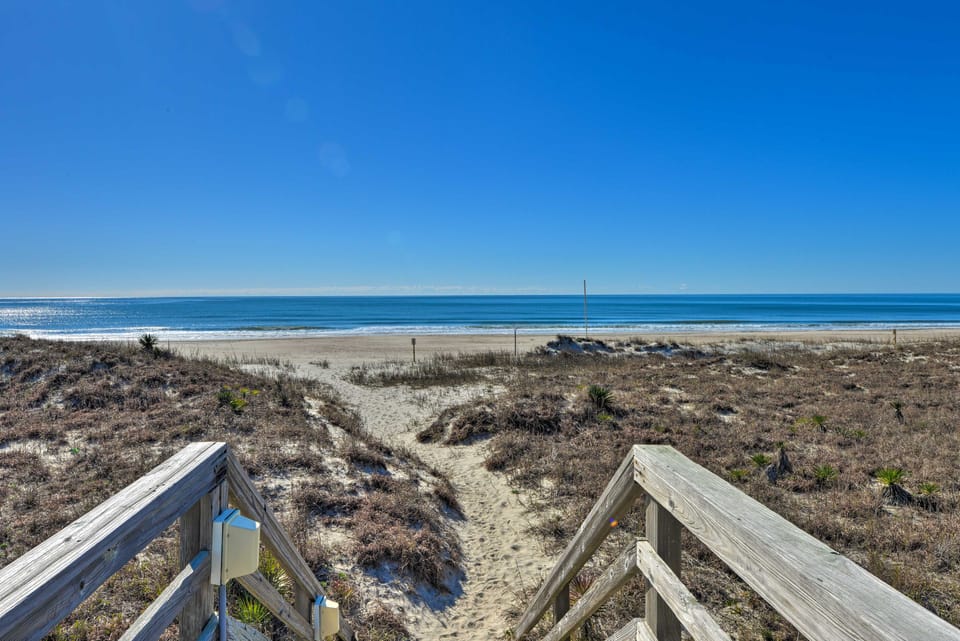 Emerald Isle Resort-Style Condo: Walk to Beaches! Apartment in Emerald Isle