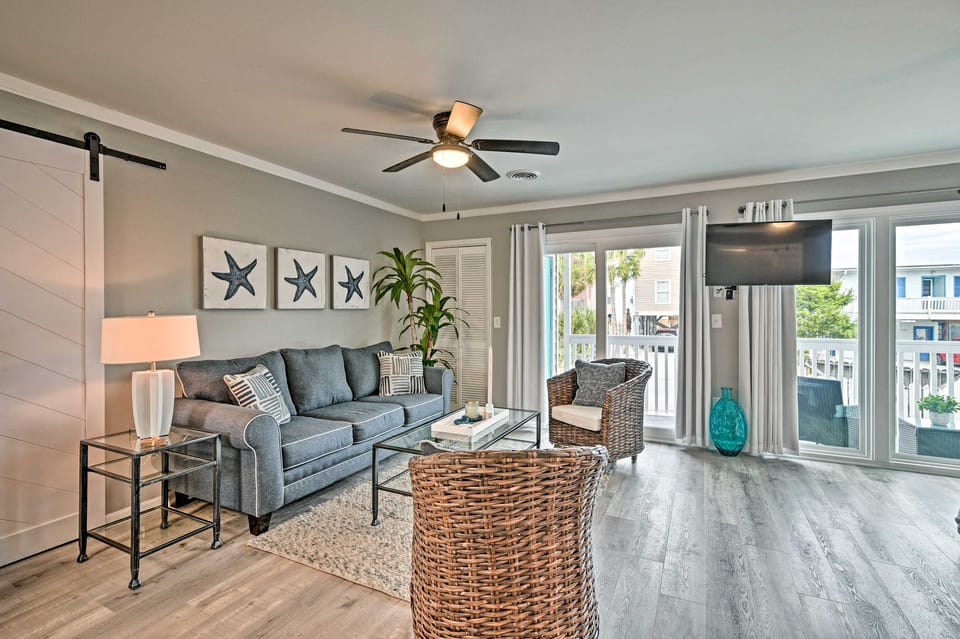 Couple’s Retreat w/ Balcony in Surfside Beach! Apartment in Surfside Beach