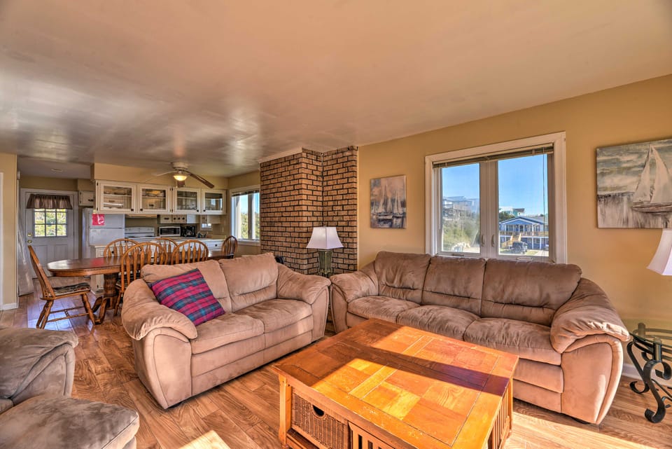 'East of the Sun' Beachside Apartment w/ Deck! Apartment in Emerald Isle