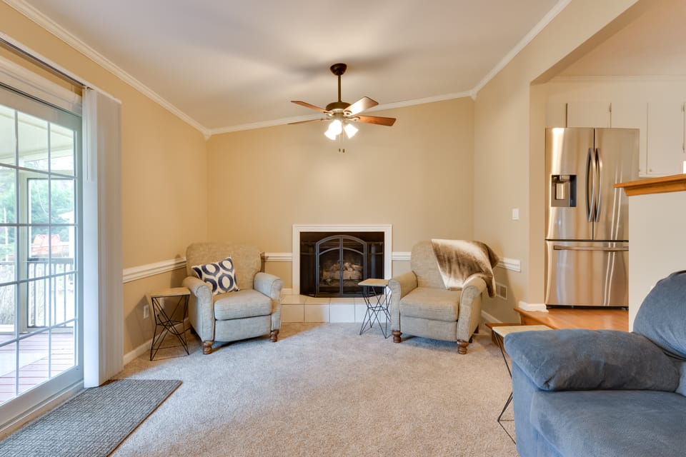 Cozy Home w/ Fenced Yard < 1 Mi Downtown Matthews! House in Matthews