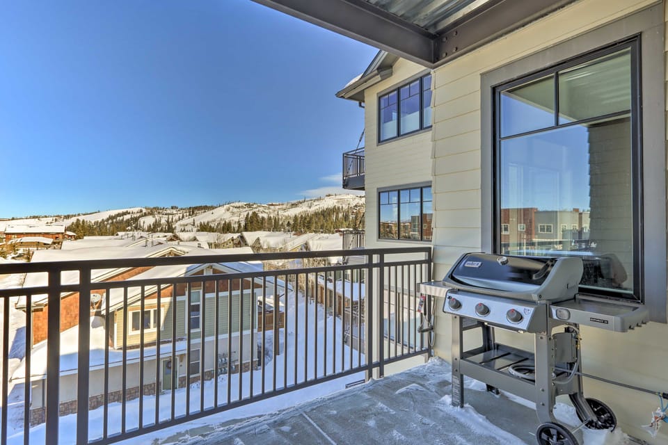 Hike & Bike! Mtn-View Condo 1 Block to Main St Apartment in Fraser