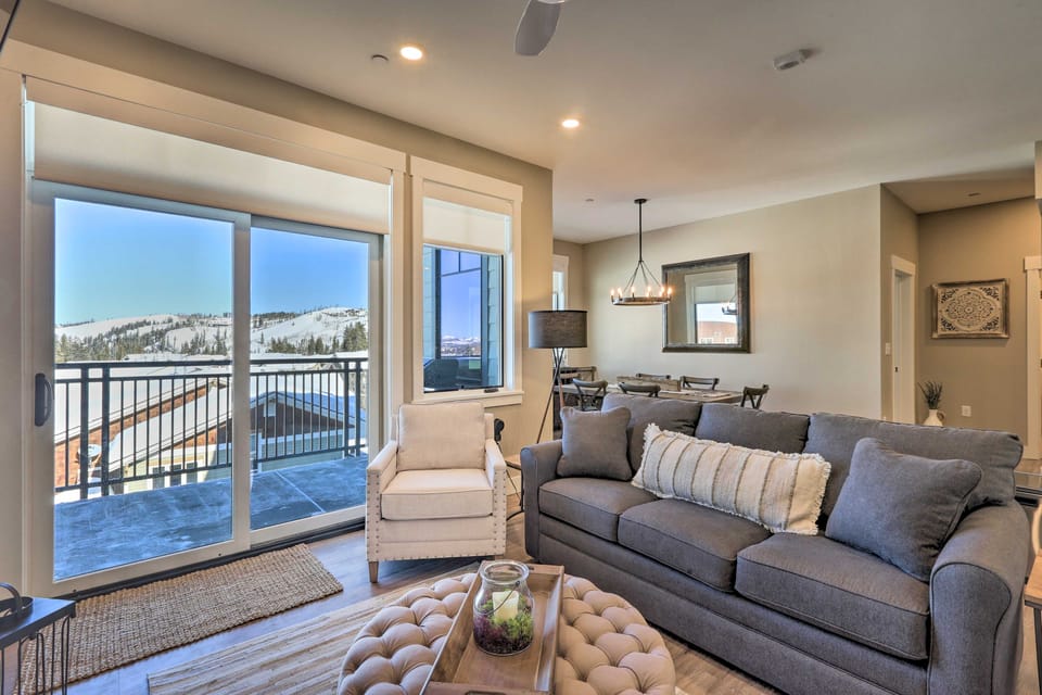 Hike & Bike! Mtn-View Condo 1 Block to Main St Apartment in Fraser