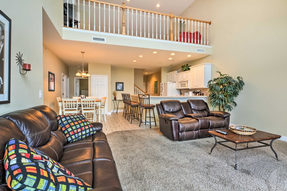 2 Pools! Group-Friendly Unit on Lake of the Ozarks Apartment in Ozark Mountains