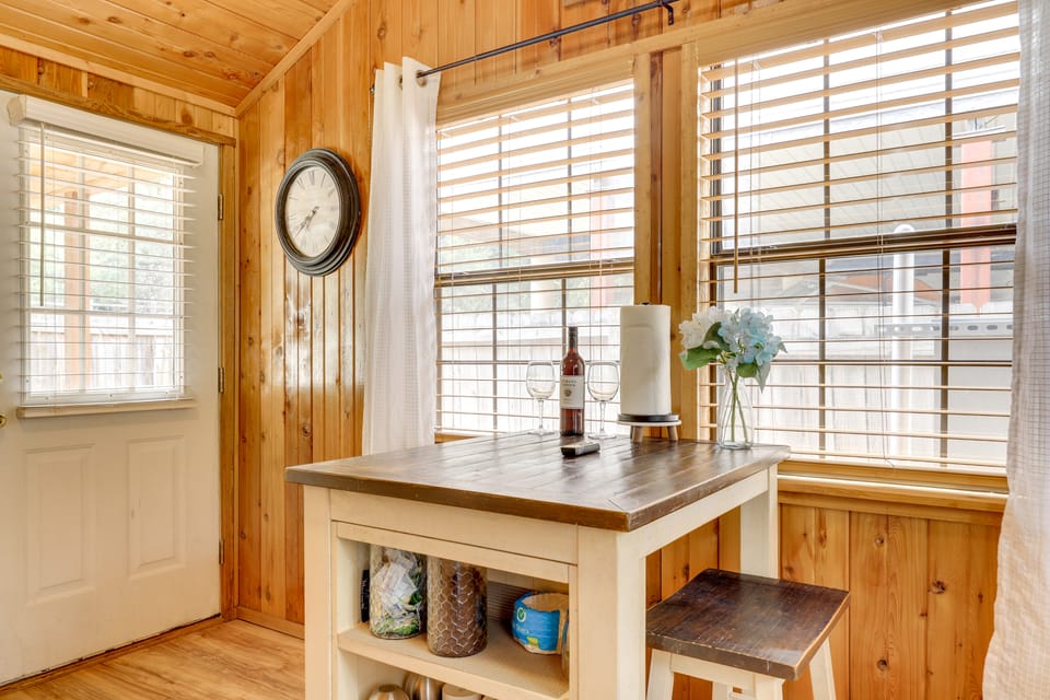 Couples Cabin w/ Luxury Deck, 1 Mi to Canyon Lake! House in Canyon Lake