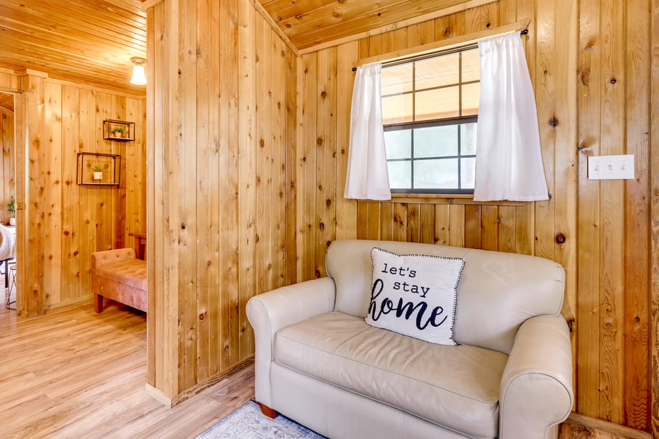 Couples Cabin w/ Luxury Deck, 1 Mi to Canyon Lake! House in Canyon Lake