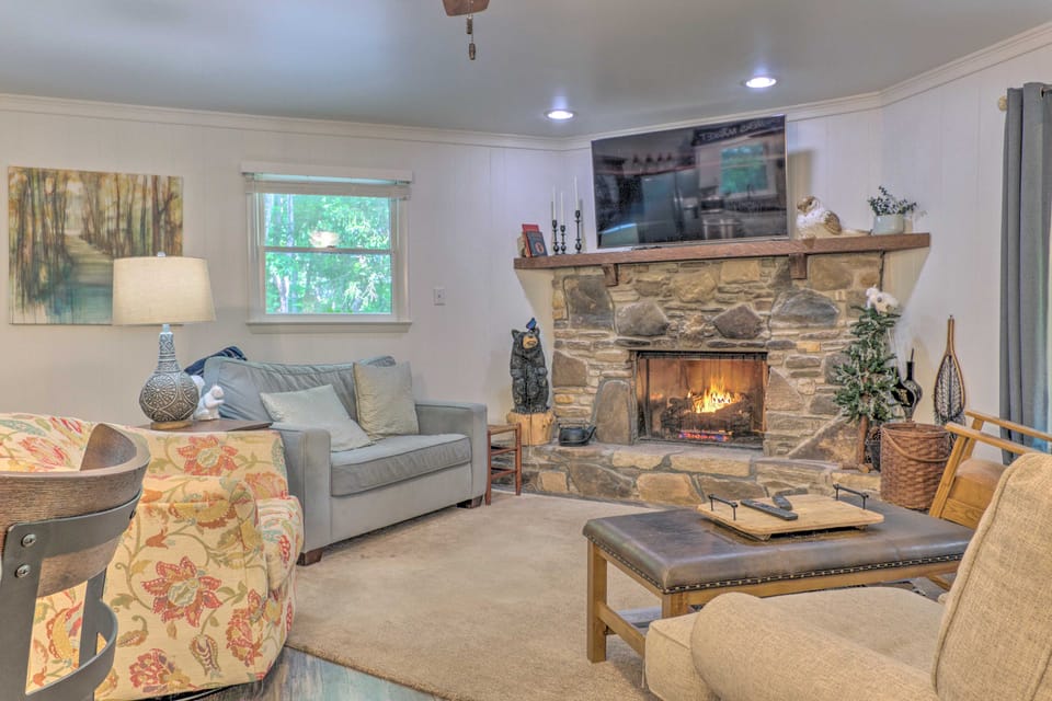 Beautiful Connestee Falls Home w/ Porch in Brevard House in Tennessee