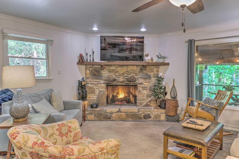 Beautiful Connestee Falls Home w/ Porch in Brevard House in Tennessee