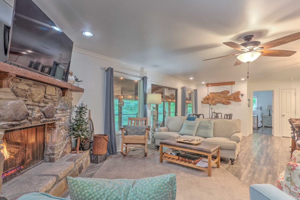 Beautiful Connestee Falls Home w/ Porch in Brevard House in Tennessee