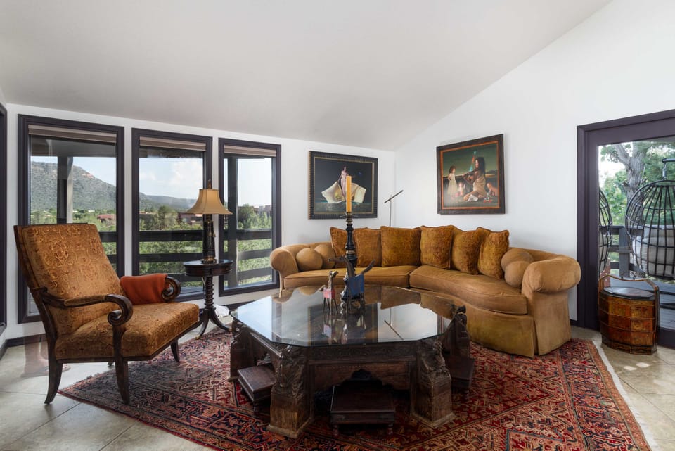 Outdoor Entertaining Space: Sedona Mtn-View Home House in Village of Oak Creek