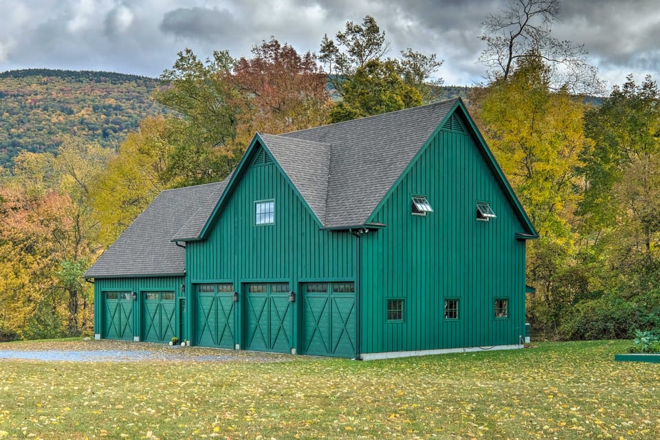 Luxe 'Green Barn' Near Skiing w/ Mt Equinox Views! Apartment in Vermont