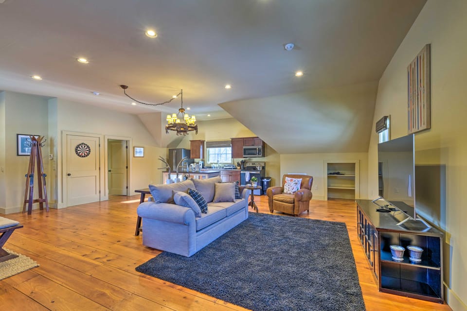 Luxe 'Green Barn' Near Skiing w/ Mt Equinox Views! Apartment in Vermont