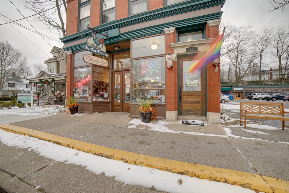 Walk to Water St & River: Quaint Saugatuck Apt Apartment in Saugatuck