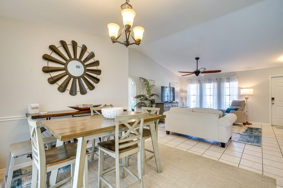 Modern Home w/ Peloton Bike & Grill in Cape Coral! House in Cape Coral