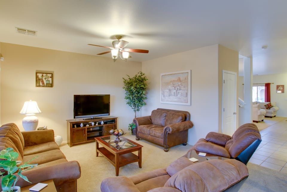 Patio & Community Perks! San Tan Mountain Retreat House in Johnson Ranch