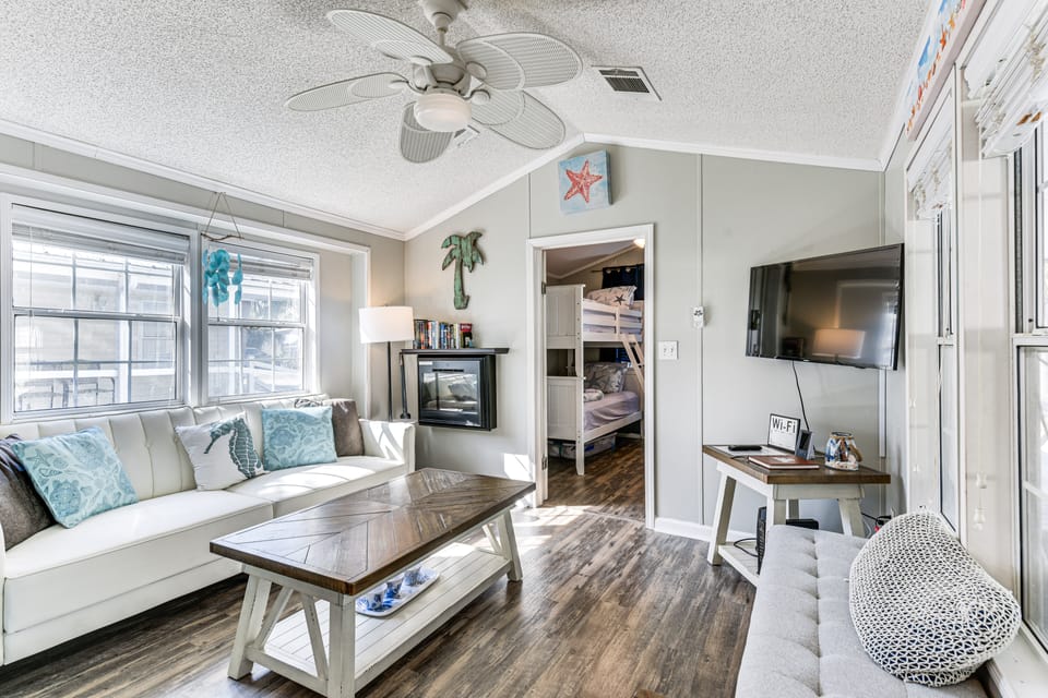2.5 Blocks to Beach! ‘Miramar Tropical Cabana' Cottage in Miramar Beach