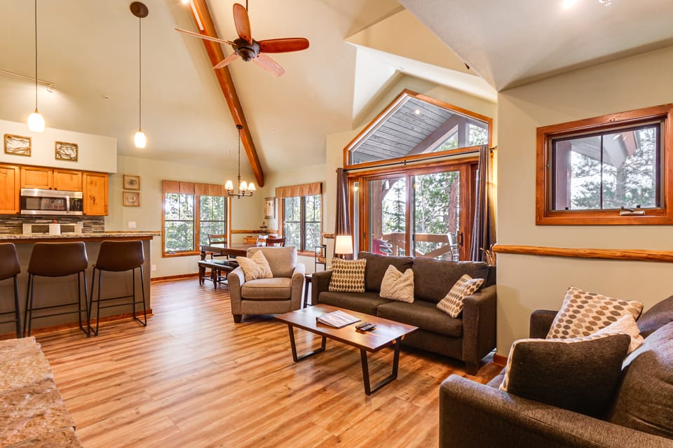 Walk to Shuttle, Lift & Main St! Breck Ski Base Apartment in Breckenridge