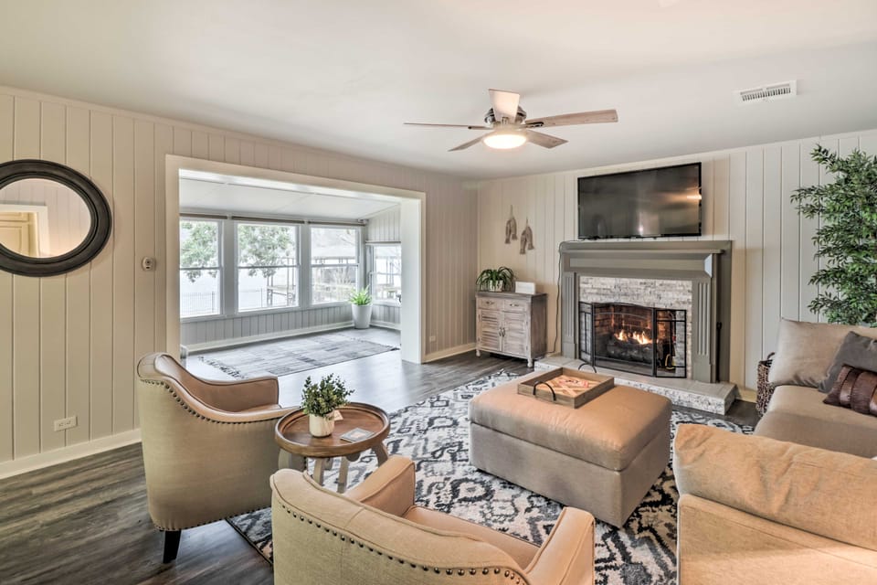 Kayaks, Dock: Waterfront Escape on Lake Hamilton! House in Rockwell