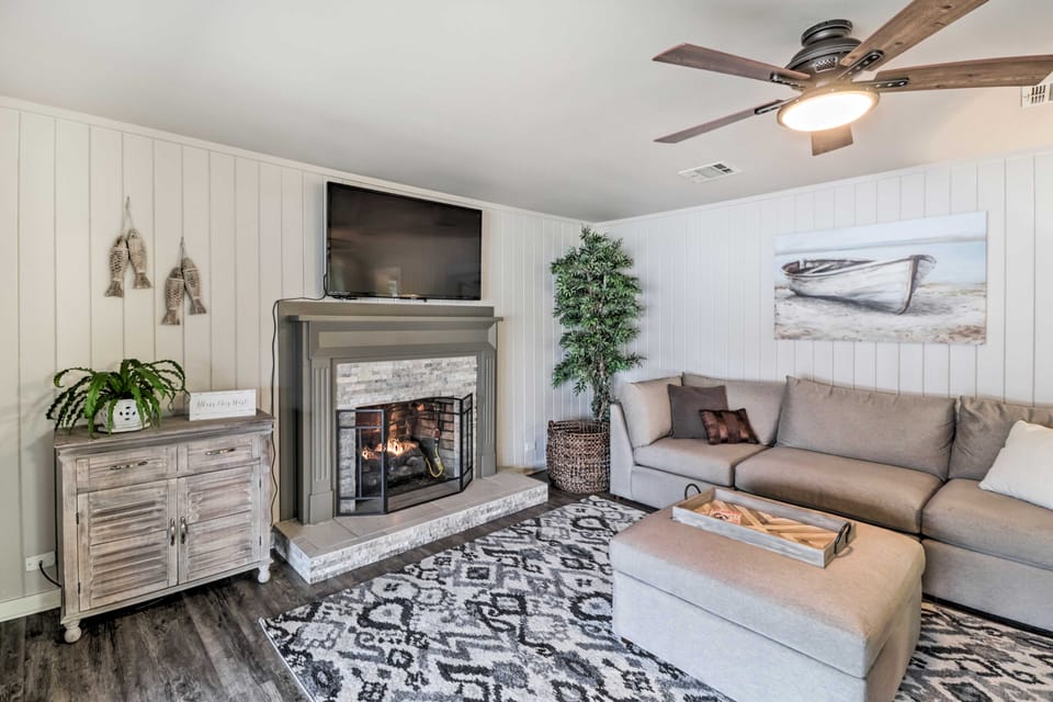 Kayaks, Dock: Waterfront Escape on Lake Hamilton! House in Rockwell