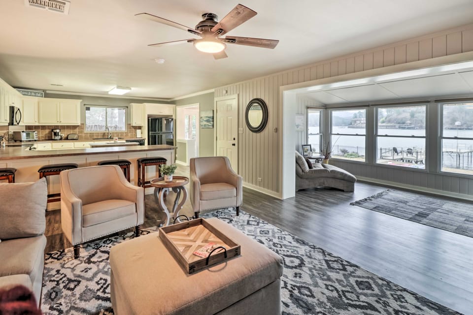 Kayaks, Dock: Waterfront Escape on Lake Hamilton! House in Rockwell